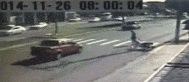 车祸GIF：行车记录仪近距离录下震撼一幕 男子被撞飞这么高！