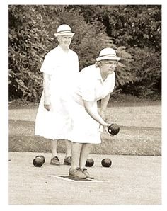 两位不问世事的老太太退休后喜欢上玩草地保龄球