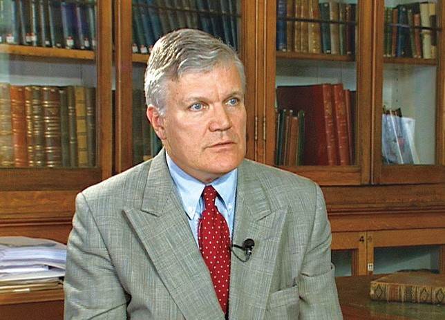 杨澜：那亚伦·斯泰因爵士呢