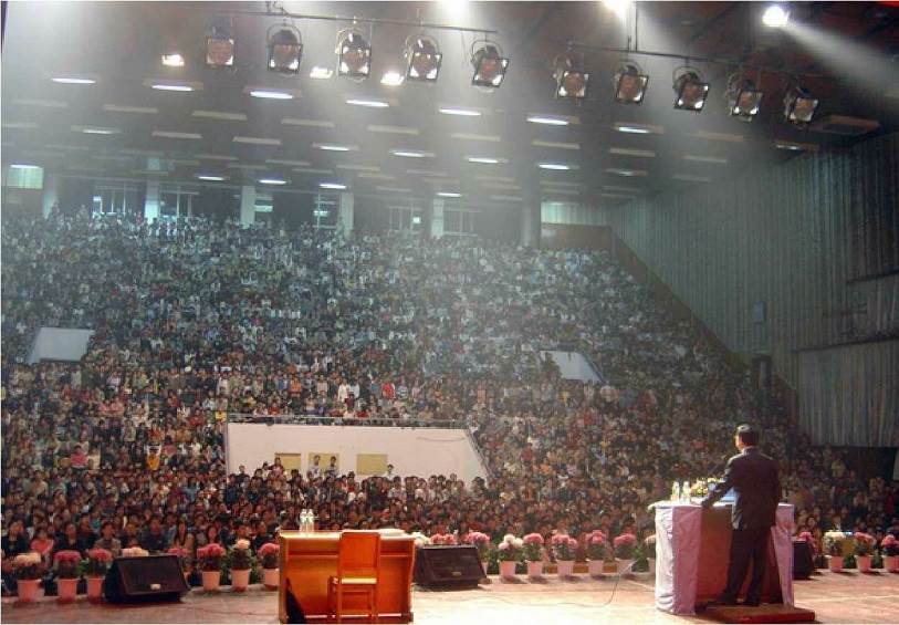 1999年，我在中国科学技术大学做演讲，学生挤到了讲台上。中国学子对吸收新知的热情，反映在踊跃参与各项学习活动上。