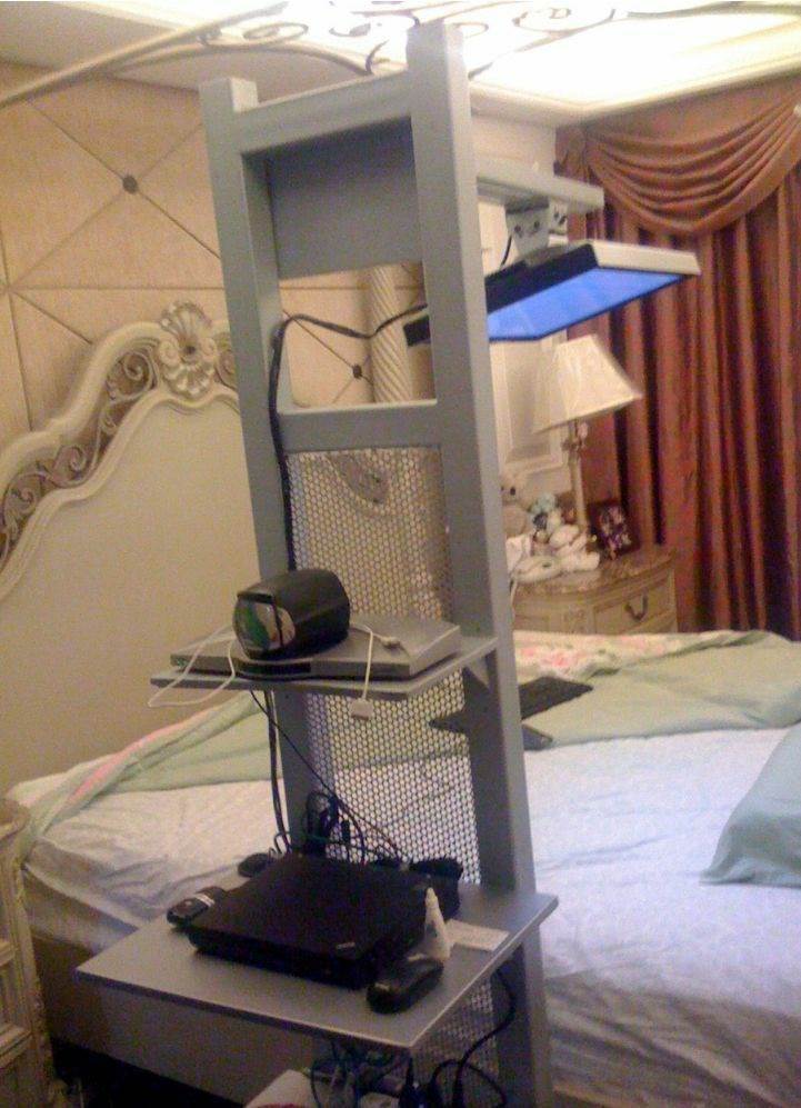 我在家里卧室安装的金属工作架