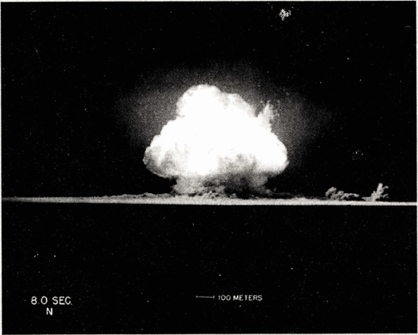图22 新墨西哥阿拉莫戈多（Alamogordo），1945年7月16日，早上5点29分53秒。这是第一颗原子弹引爆8秒后的影像。核物理学家罗伯特·奥本海默在看到这场爆炸之后，引述了《薄伽梵歌》（Bhagavad Gita）：“现在我成了死神，世界的毁灭者。”