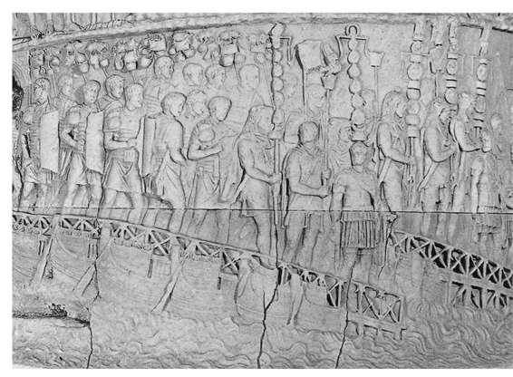 罗马军队横渡由船只连成的桥