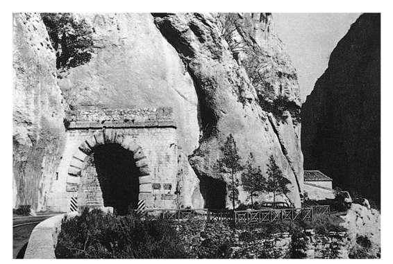 弗拉米尼亚大道沿线的弗尔洛隧道（右为共和制时代，左为韦斯帕芗大帝时代）