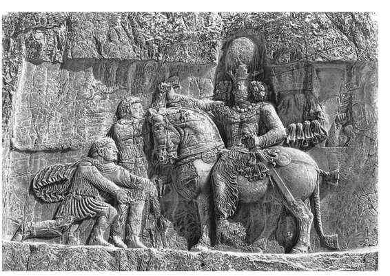 雕刻在纳卡西 · 鲁斯塔姆岩壁上的沙普尔一世与两位罗马皇帝