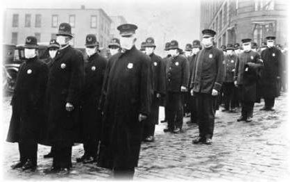 1918年流感期间美国西雅图警察戴着口罩在街上列队