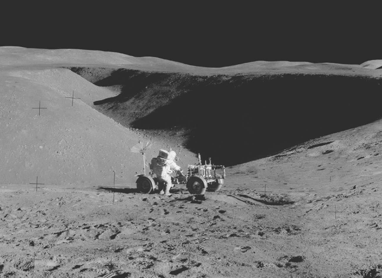  1971年7月，宇航员大卫·斯科特与“阿波罗15号”飞船的月球车在哈德利溪