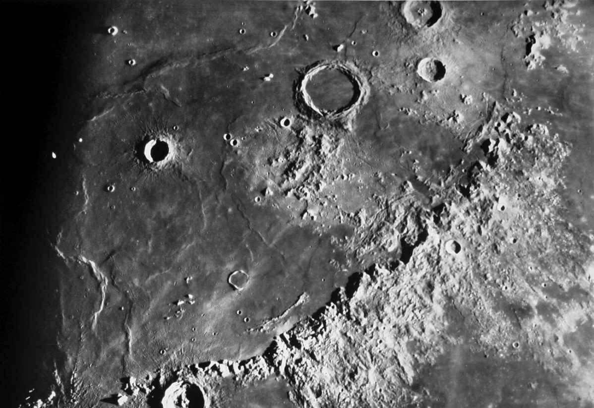  亚平宁山脉（Apennine Mountains，照片右下部）和“阿波罗15号”登陆点腐沼（箭头所指位置）