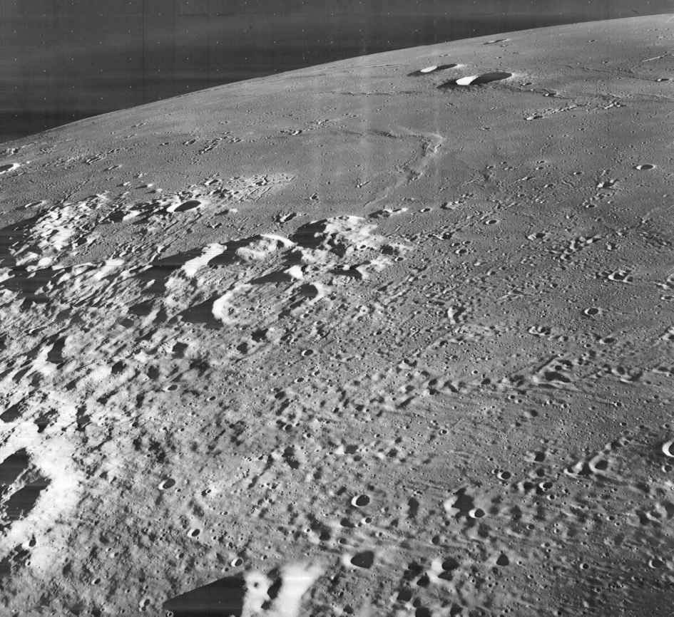  德森萨斯平原（照片上部）是月球上一个平坦的、基本没有陨坑的地区