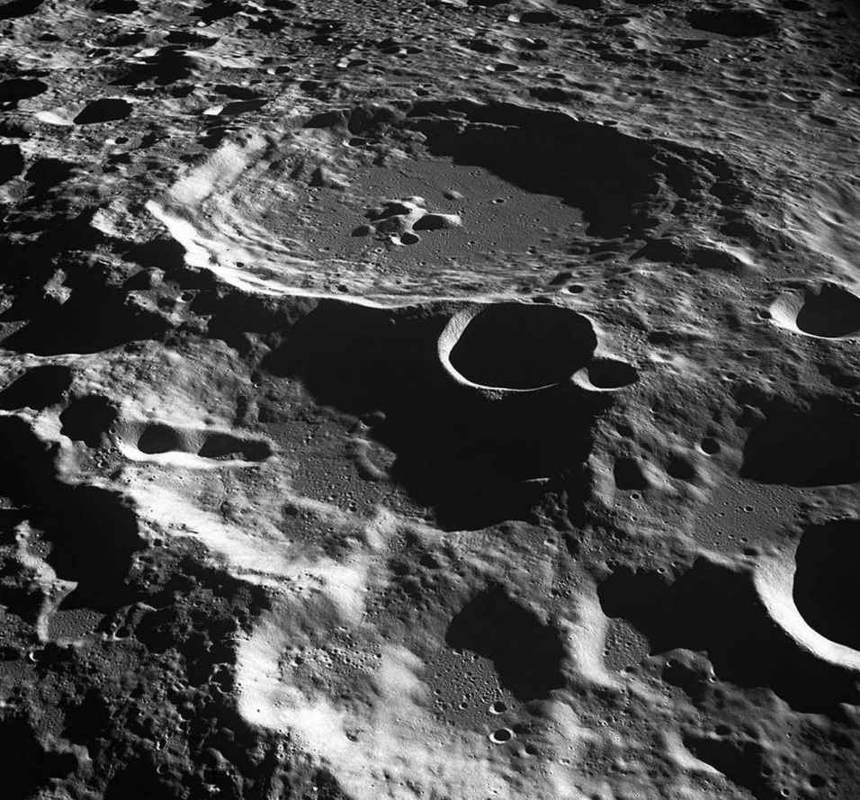 b “阿波罗11号”工作人员拍摄的月球陨坑