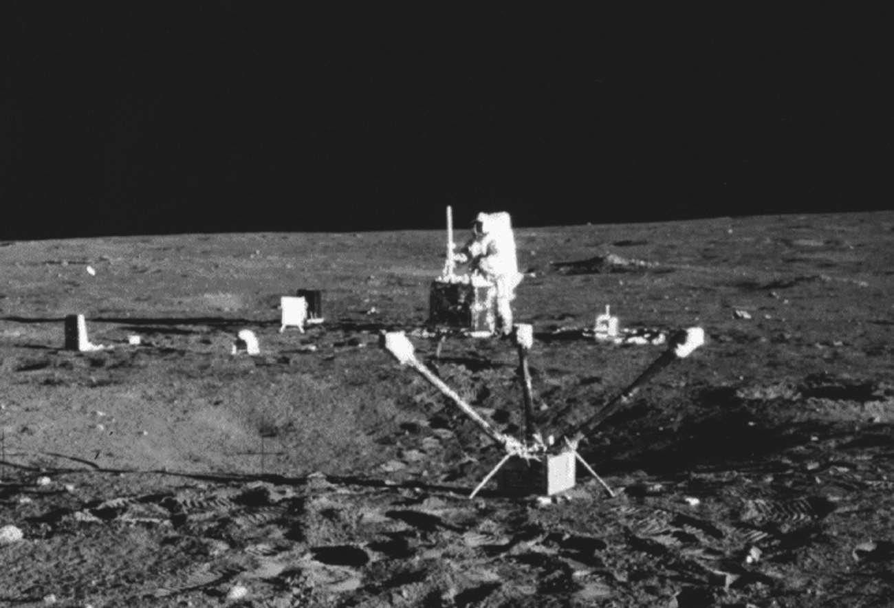b 宇航员小查尔斯·康拉德（Charles Conrad Jr.）在“阿波罗12号”上架设阿波罗月面实验装置（ALSEP）部件