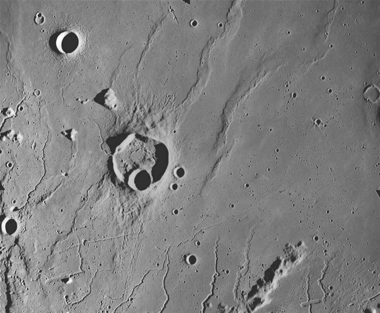  “阿波罗15号”拍摄的克里奇坑（Kreiger Crater，图中央偏左上），它的下方是有月溪，上方是皱脊