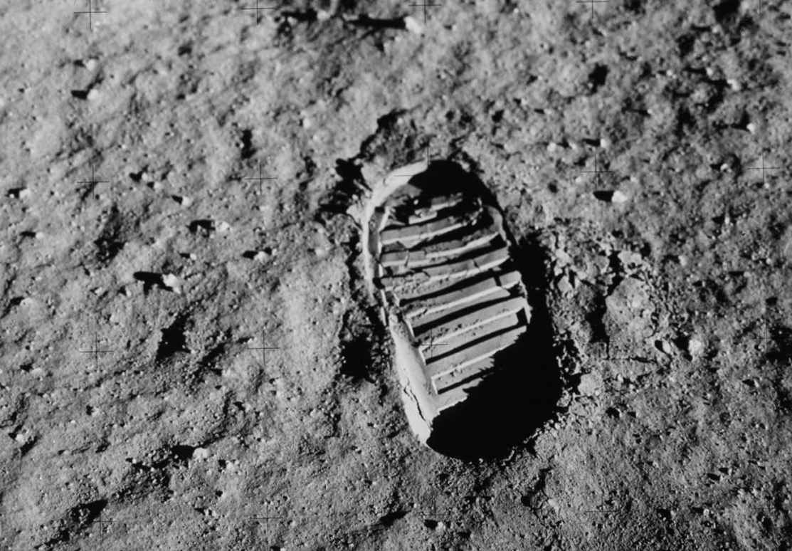  “阿波罗11号”宇航员在月球表土上留下的脚印