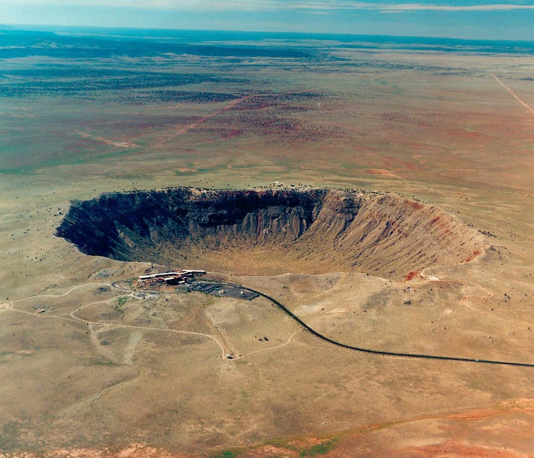  亚利桑那巴林格陨石坑直径1.2千米，由陨星撞击地球形成，被称为迪亚布洛峡谷