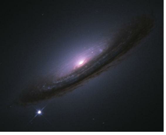 在星系NGC4526的外围，我们可以看到超新星SN1994D（左下角），它几乎和星系的核心一样明亮