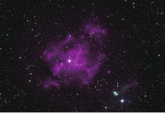 由X射线、红外和光学观测数据合成的超新星遗迹伪彩色图