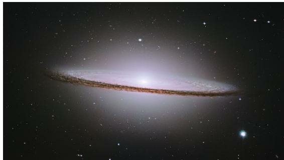 从地球上看过去，草帽星系是一个几乎完全侧向的美丽的旋涡