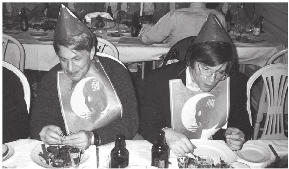 安德烈·林德和阿兰·古斯（右）在瑞典一个小龙虾派对上开心地大吃大喝，根本没有注意到我在偷拍他们