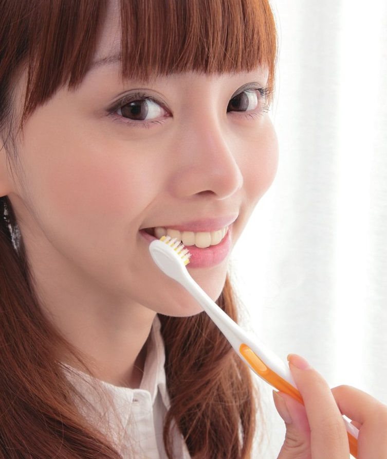 搞好口腔卫生，及时清除口腔细菌是预防口臭的基本方法