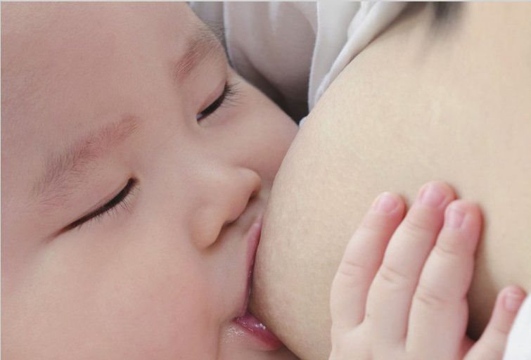 产后哺乳益处多，婴儿的吮吸刺激会引起子宫收缩，加速子宫复原