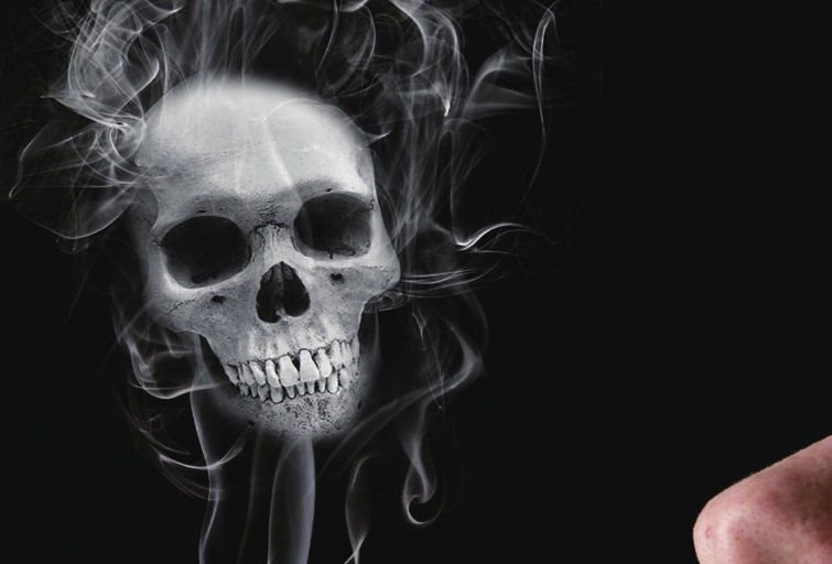 抽烟的危害多不胜数，诱发骨质疏松只是其中之一