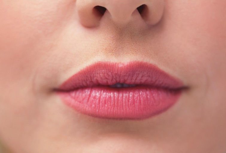唇是语言表达的器官，唇的大小、厚薄和色泽能反映出个人的健康状态和情绪