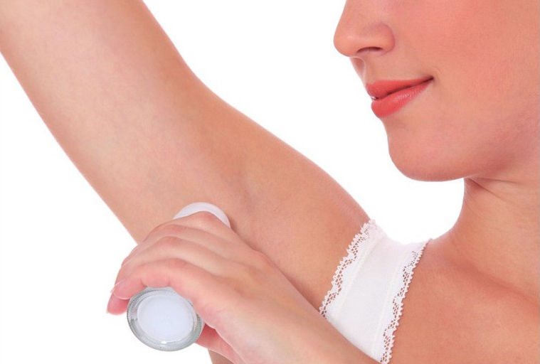 保持皮肤清洁干燥，并在腋部或外阴处常扑些痱子粉，有助于多汗症的防治