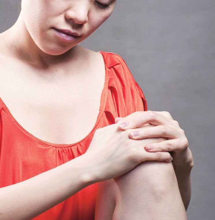 慢性关节疼痛多见发于中青年人，表现为四肢关节游走性疼痛