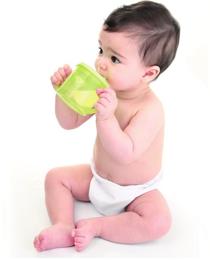 督促孩子多喝水可以防止小儿出现牛奶尿的情况