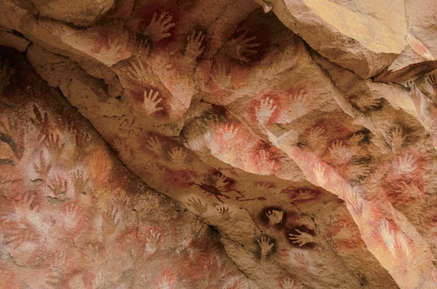 阿根廷圣克鲁斯省，平图拉斯河手洞中的手模壁画，距今约9 000年