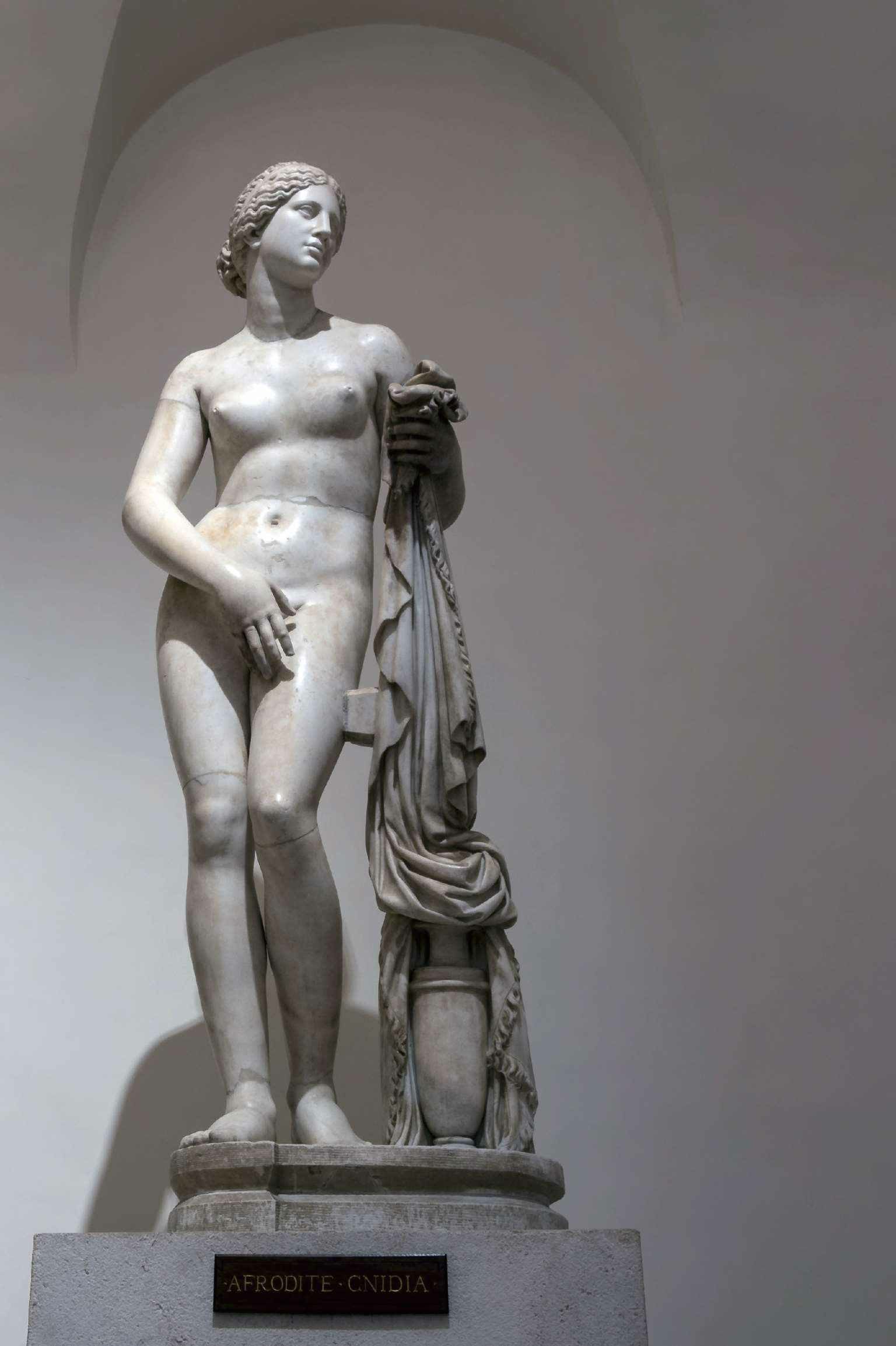 古希腊雕刻家普拉克西特利斯的雕塑作品——《克尼多斯的阿芙洛狄忒》，罗马摹制品