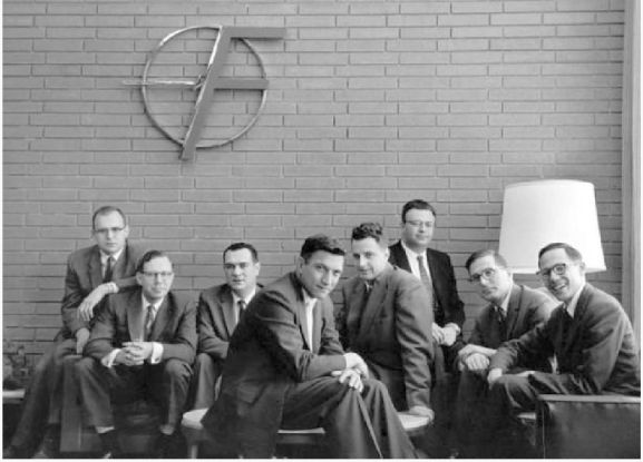  仙童公司的八个创始人（背后的F是仙童公司的标志，最前面的是诺伊斯）