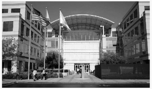  苹果公司总部（1993—2017年）的一号楼，前面有一个绿色的大大的“1”
