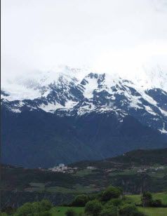 从白芒雪山远眺梅里雪山主峰卡瓦博格