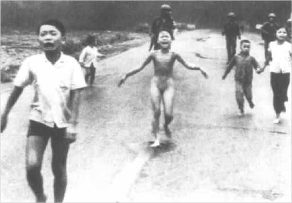 燃烧弹下的“裸奔”这个小女孩名叫潘金菊，正尖叫着在一号公路上奔跑，以逃避南越飞机对她的村庄的突然袭击