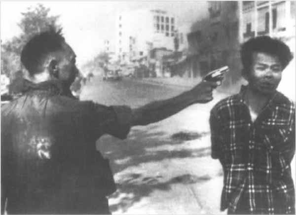 枪杀越共南越国家警察局长阮隆(Nguyen Ngoc Loan)在西贡街头随手就枪杀了这名越共成员，时间是1968年2月1日