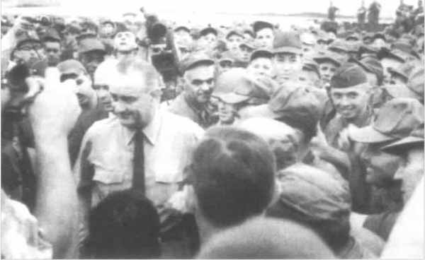 约翰逊视察金兰湾林登·约翰逊总统在战争期间视察金兰湾的美军基地，士兵们高兴地簇拥在他的周围
