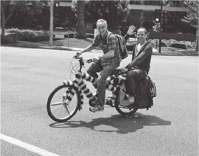 帕特里克（左）和我骑着他其中一辆自行车感谢布雷特·克罗斯比拍摄该照片
