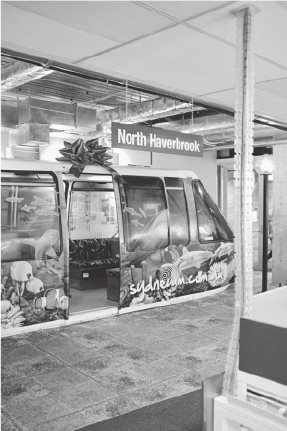 我们澳大利亚悉尼办公室里的一辆退役单轨列车