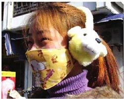 戴耳罩的小姑娘