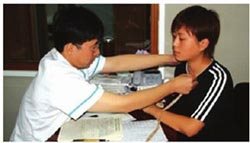 医生在给甲状腺肿大病人做检查