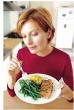 隔夜的饭菜会受到细菌污染，因此尽量不要吃剩的饭菜