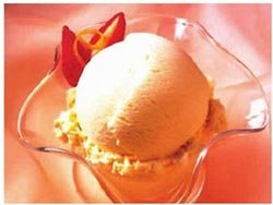 冰淇淋多吃可使血管收缩，从而增加了心脏的负荷，容易引起病情的变化