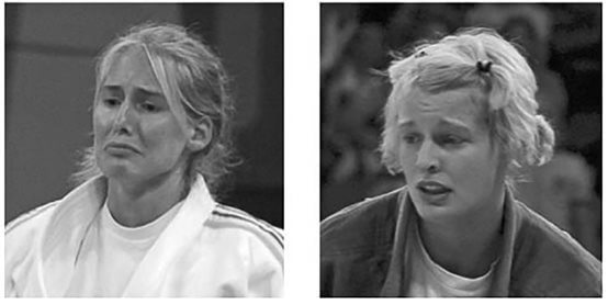  盲人运动员（左图）与正常视力的运动员（右图）在一场比赛失败后的悲伤表情具有高度相似性（来源