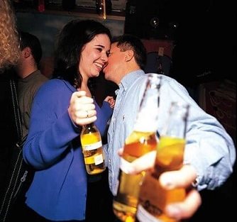 尽管很多人通过饮酒来降低性抑制，但是酒精也会损害性表现
