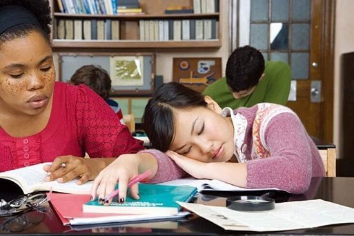 忙碌的学生常常睡眠不足 忙碌的学生常常睡眠不足
