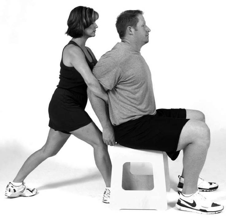 上半身辅助拉伸——坐姿和站姿