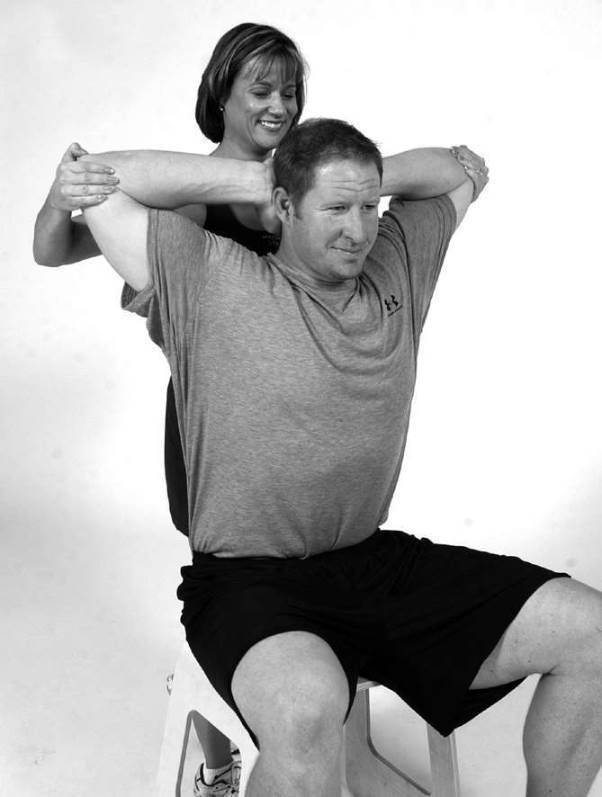 上半身辅助拉伸——坐姿和站姿