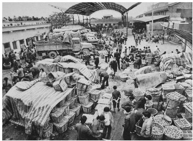 ▲杂乱的水果交易市场，1989年，重庆