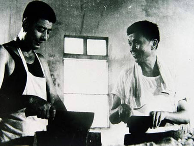 ▲70年代初期的吴仁宝（右）和他的工厂